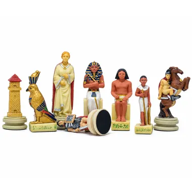 Egyptiske resinbrikker, farao, falk og siddende figurer