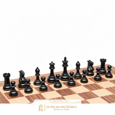 Pièces noires en bois d'ébène du jeu Highclere alignées sur l'échiquier