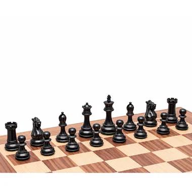 Pièces noires en bois d'ébène du jeu Highclere alignées sur l'échiquier