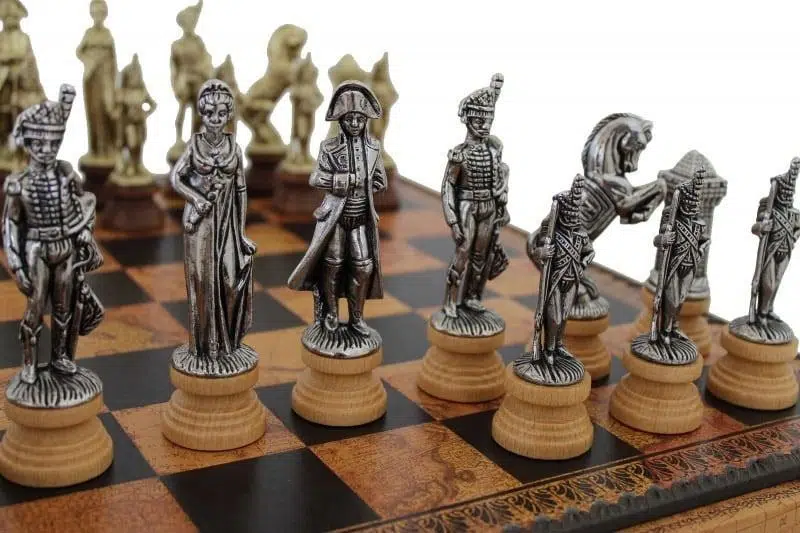 Napoleon Skakspil - Skakbræt, Dam og Backgammon i Kunstlæder med Opbevaringsrum & Skakbrikker i Metal og Træ - Billede 2