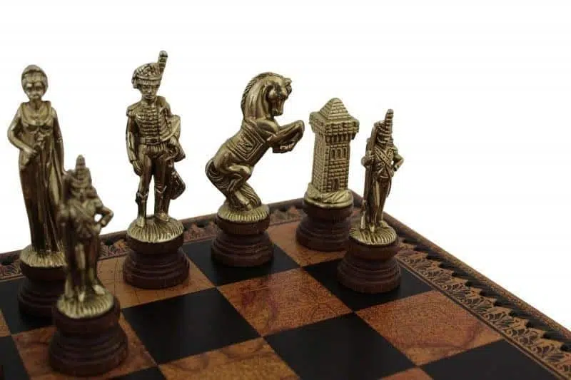Napoleon Skakspil - Skakbræt, Dam og Backgammon i Kunstlæder med Opbevaringsrum & Skakbrikker i Metal og Træ - Billede 3