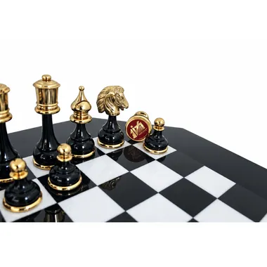 Détail des pièces dorées en laiton, cavalier et fou, sur échiquier noir et blanc