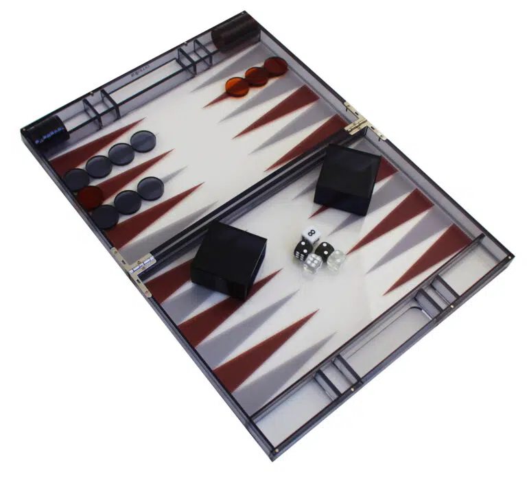 Moderne Backgammon i Grå Plexiglas med Brikker, Terningebæger og Terningesæt