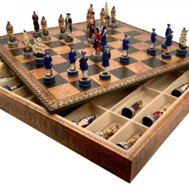 Jeu d'échecs pirates sur échiquier en similicuir avec coffret de rangement ouvert