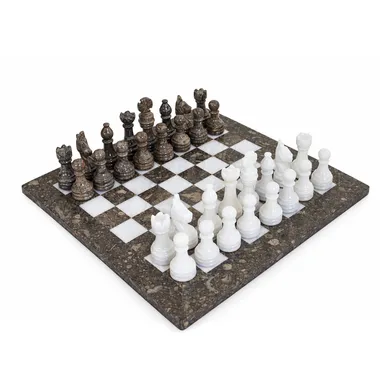 Skakspil i grå og hvid marmor 30x30cm, brikker i åbningsopstilling