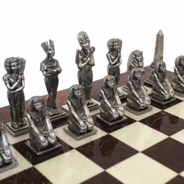 Alternative view of Egyptiske figurer i metal og skakbræt i lyngtræ og lakeret valnød