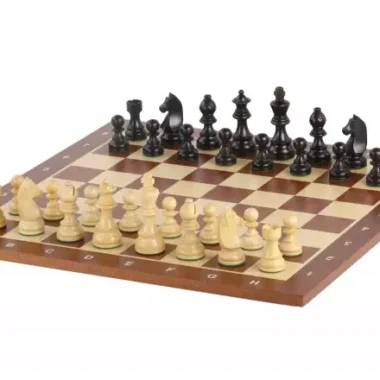 Ensemble complet avec échiquier alphanumérique et pièces en bois de buis disposées