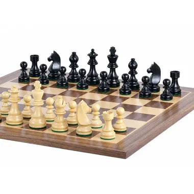 Pièces du Chevalier Allemand en bois de buis disposées sur l'échiquier en diagonale