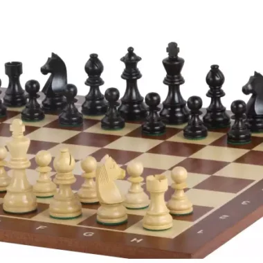 Pièces d'échecs en buis noir et naturel disposées sur l'échiquier alphanumérique