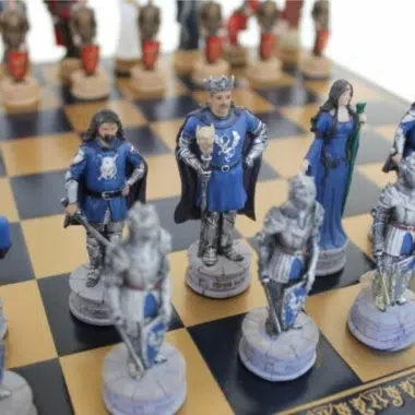 Alternative view of Skaksæt Kong Arthur i Resin med Skakbræt i Imiteret Læder, Blå