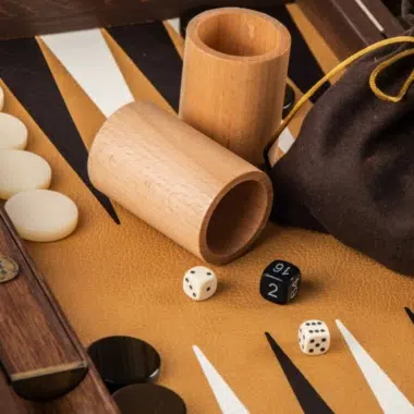 Backgammon i kunstig strudselæder med træterningebægre og pose