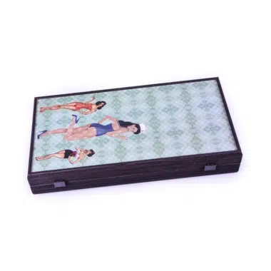 Backgammon Pin-Up Girls æske lukket, set ovenfra på det illustrerede låg