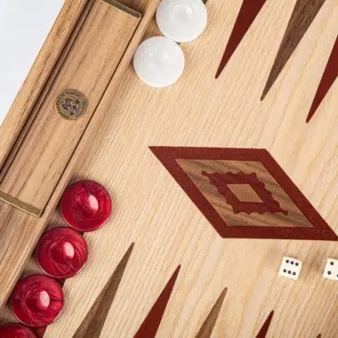 Detalje af røde og hvide brikker på det eg intarsia-bræt