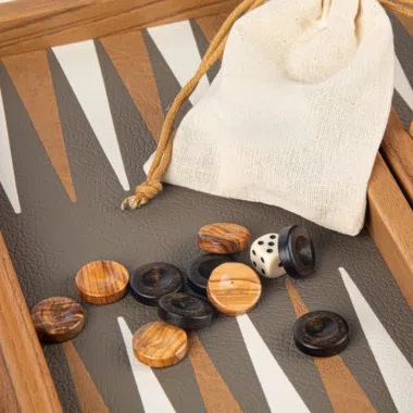 Trebrikker til backgammon og terninger på brættet med stofpose