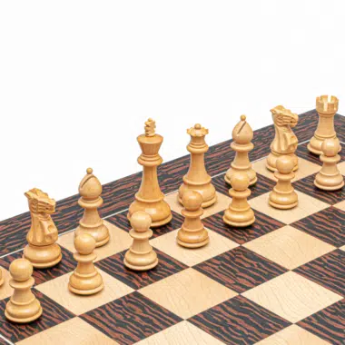 Ensemble de Jeu d’Echecs Classic Staunton en Bois de Buis et Echiquier en Bois d Erable et Ebène « tigre » – 55 x 55 cm