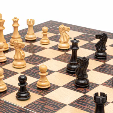 Ensemble de Jeu d’Echecs Classic Staunton en Bois de Buis et Echiquier en Bois d Erable et Ebène « tigre » – 55 x 55 cm