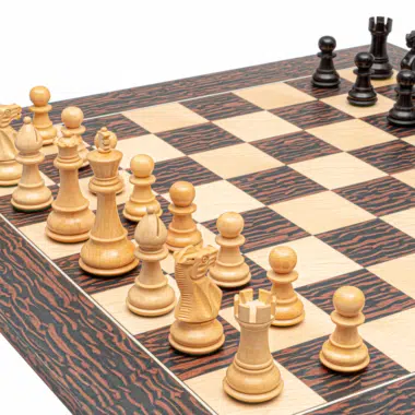Ensemble de Jeu d’Echecs Classic Staunton en Bois de Buis et Echiquier en Bois d Erable et Ebène « tigre » – 55 x 55 cm