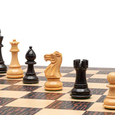 Ensemble de Jeu d’Echecs Classic Staunton en Bois de Buis et Echiquier en Bois d Erable et Ebène « tigre » – 55 x 55 cm