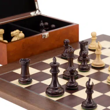 Coffret du jeu d'échecs Windsor avec pièces en bois sur l'échiquier - Le Palais Des Echecs