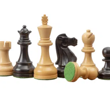 Focused view des pièces du jeu d'échecs Levisham montrant la qualité artisanale