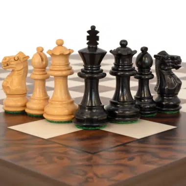 Gros plan sur les pièces majeures du jeu d'échecs Kingsclere