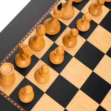 Détail des pions en bois clair sur le plateau d'échecs - Le Palais Des Echecs