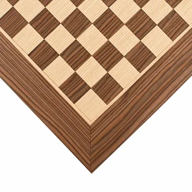 Detalje af skakbrættet i oliventræ og wenge, der fremhæver den omhyggelige finish