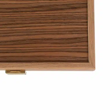 Détail de la finition de la boîte de backgammon en noyer, mettant en valeur la texture
