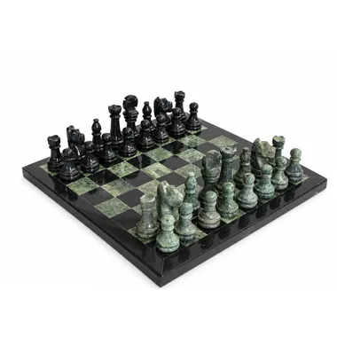 Skakspil i sort og grøn marmor, samlet udsyn over det 23 x 23 cm store bræt