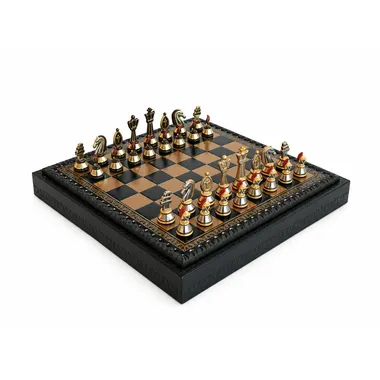 Oversigtsbillede af skakbræt opbevaringsboks i sort kunstlæder 28x28 cm med de romerske metalbrikker opstillet
