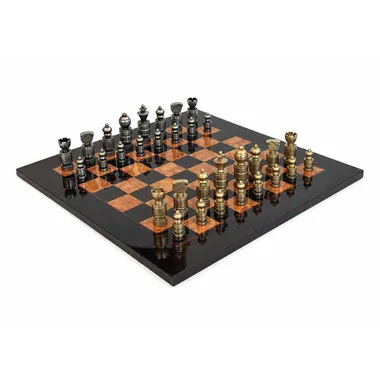 Oversigtsbillede af det moderne skakspil i massiv messing på blankt skakbræt i ahorn og lyng 51cm