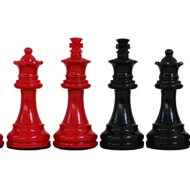 Alignement des pièces d'échecs en bois laqué rouge et noir avec Roi de 7.6 cm
